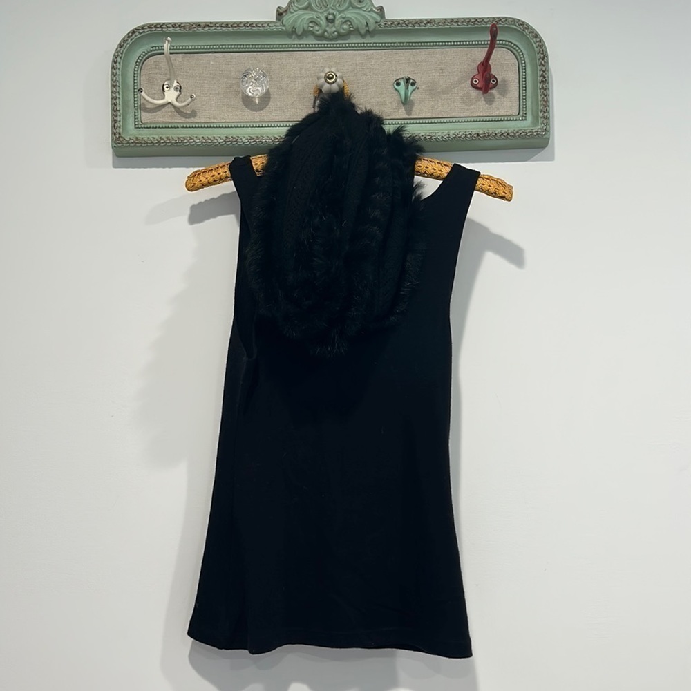 Alice & Olivia black tank top with detachable fur collar  small women’s
